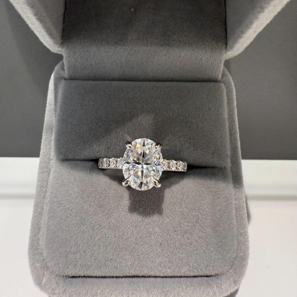 Oval solitaire
