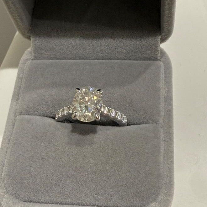 Oval solitaire
