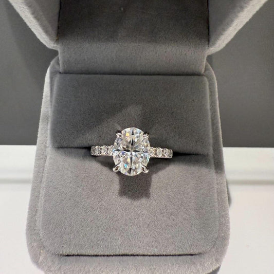 Oval solitaire