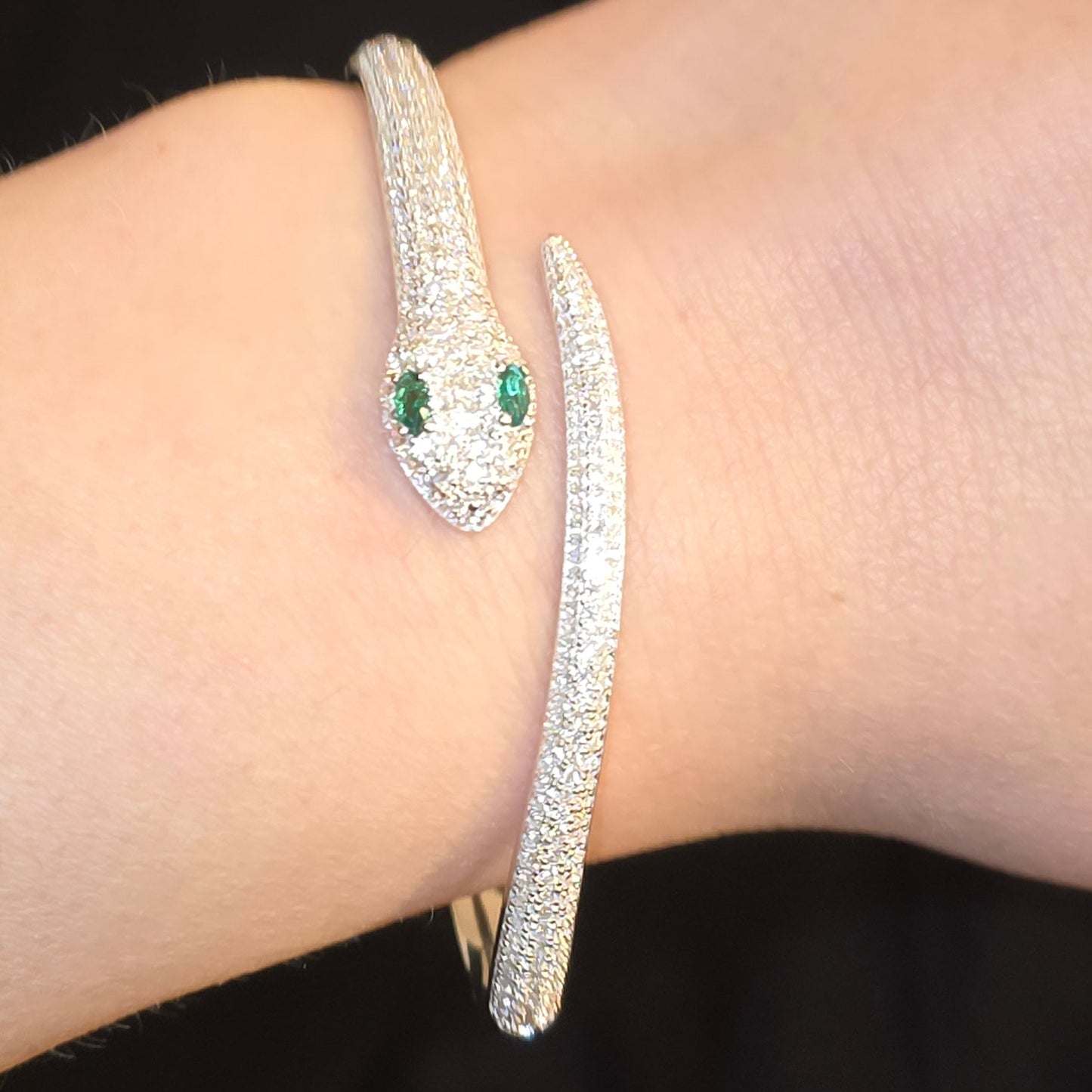 Elegant ormarmband med exklusiv moissanite