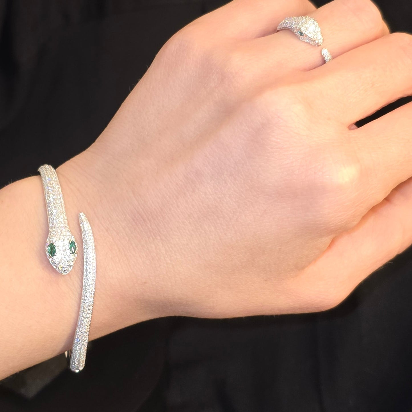 Elegant ormarmband med exklusiv moissanite