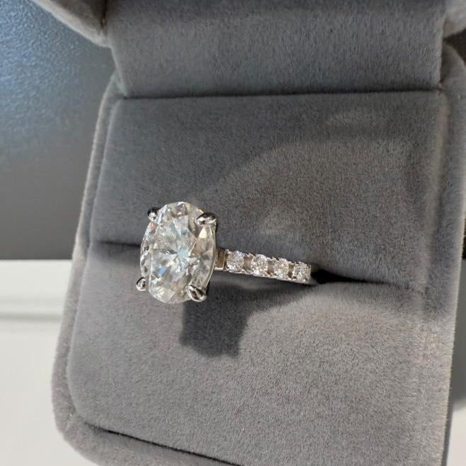 Oval solitaire