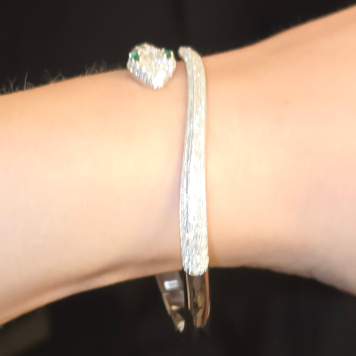 Elegant ormarmband med exklusiv moissanite