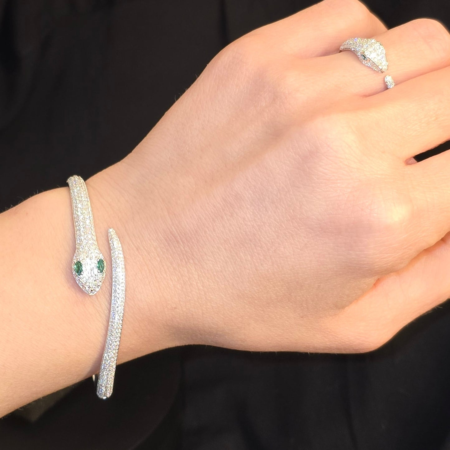 Elegant ormarmband med exklusiv moissanite