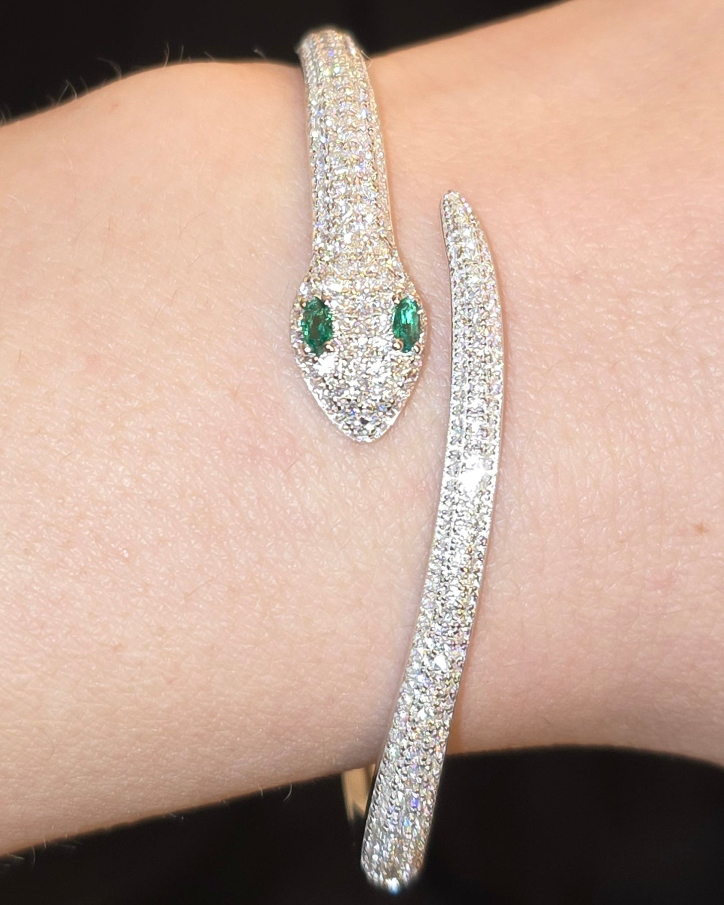 Elegant ormarmband med exklusiv moissanite